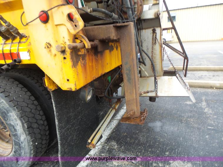 image for item L6077 2002 International 4900 dump truck