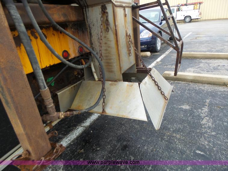 image for item L6077 2002 International 4900 dump truck