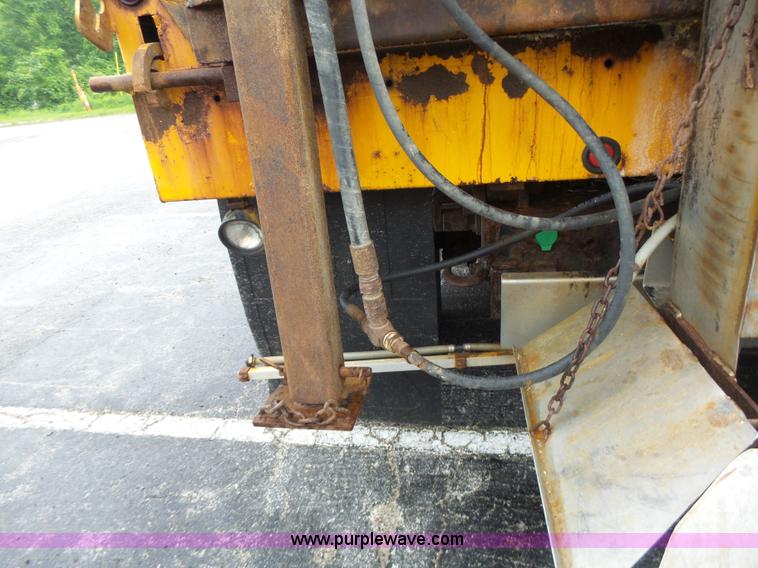 image for item L6077 2002 International 4900 dump truck