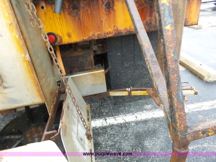 image for item L6077 2002 International 4900 dump truck