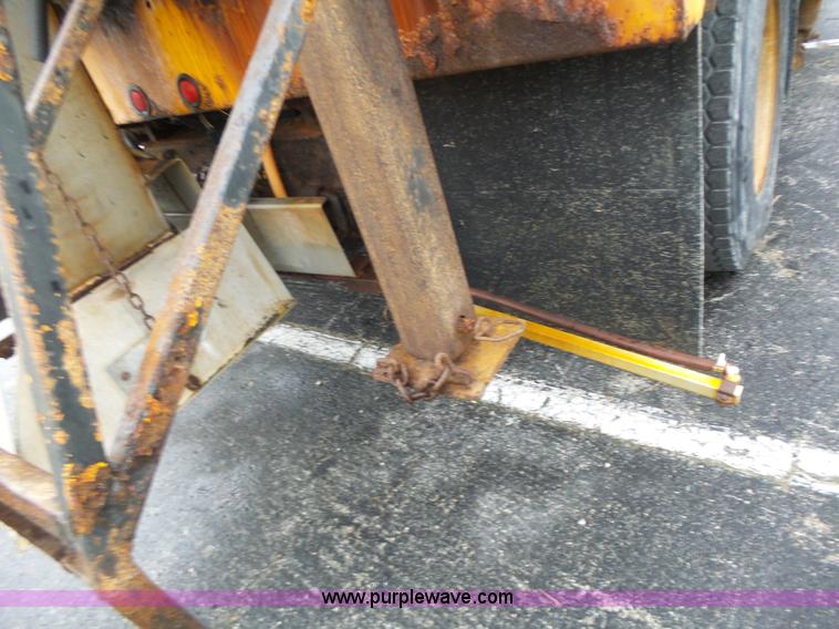 image for item L6077 2002 International 4900 dump truck