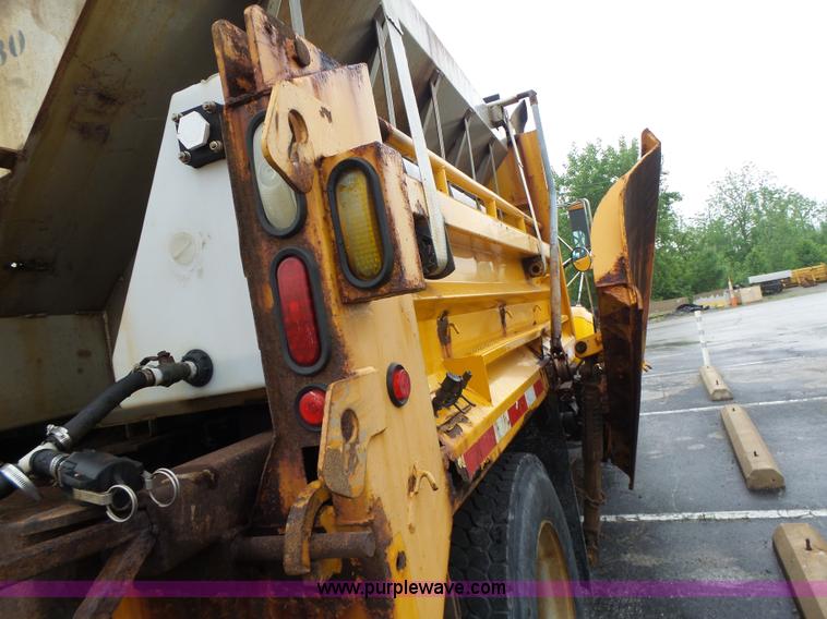 image for item L6077 2002 International 4900 dump truck