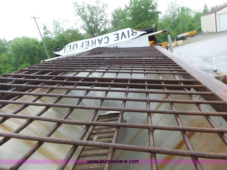 image for item L6077 2002 International 4900 dump truck