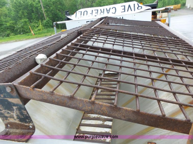 image for item L6077 2002 International 4900 dump truck