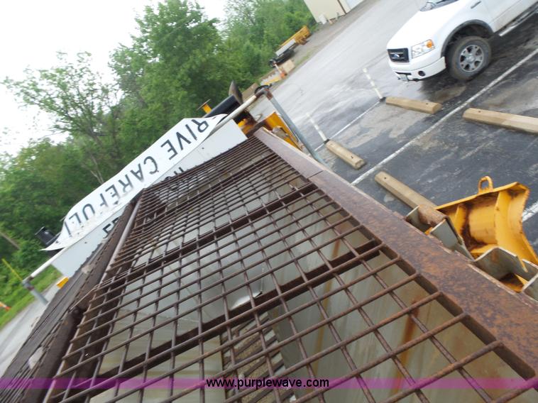 image for item L6077 2002 International 4900 dump truck