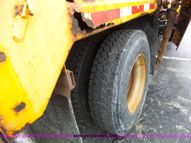 image for item L6077 2002 International 4900 dump truck