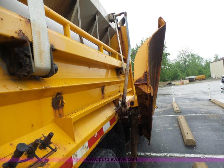image for item L6077 2002 International 4900 dump truck