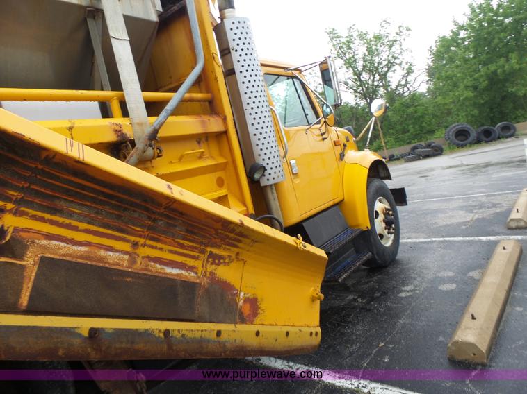 image for item L6077 2002 International 4900 dump truck