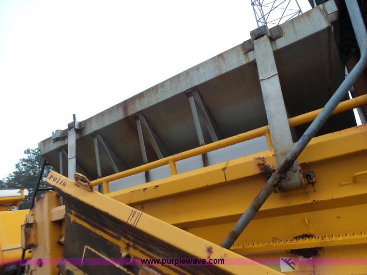 image for item L6077 2002 International 4900 dump truck