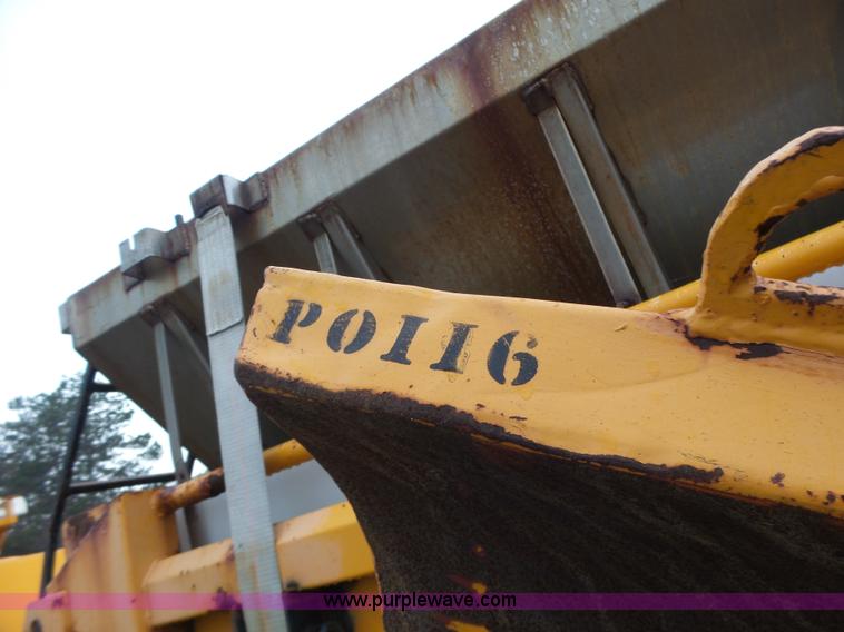 image for item L6077 2002 International 4900 dump truck