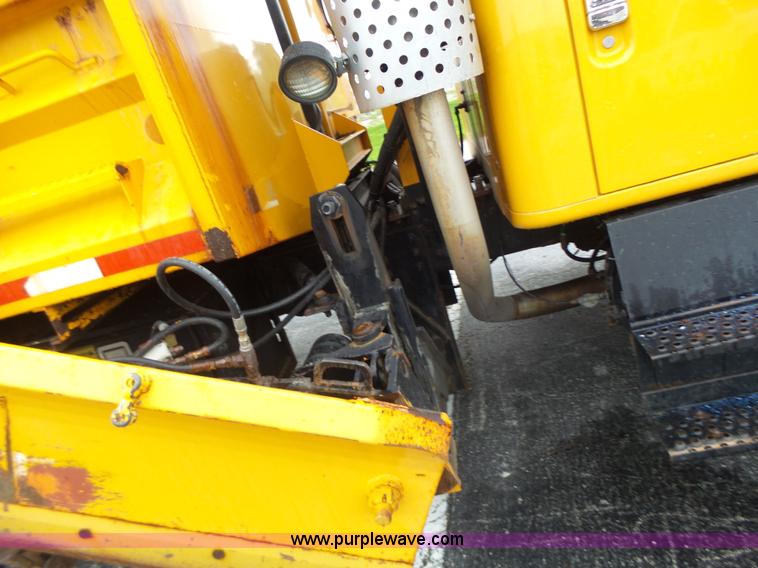 image for item L6077 2002 International 4900 dump truck