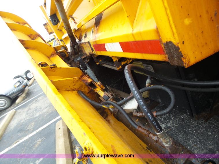 image for item L6077 2002 International 4900 dump truck