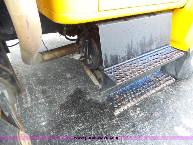 image for item L6077 2002 International 4900 dump truck