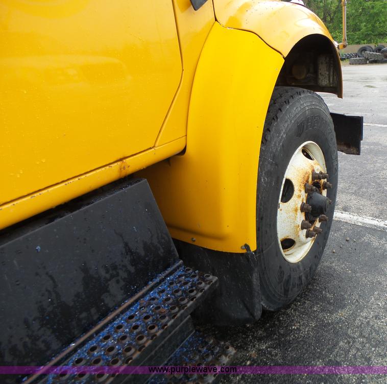 image for item L6077 2002 International 4900 dump truck