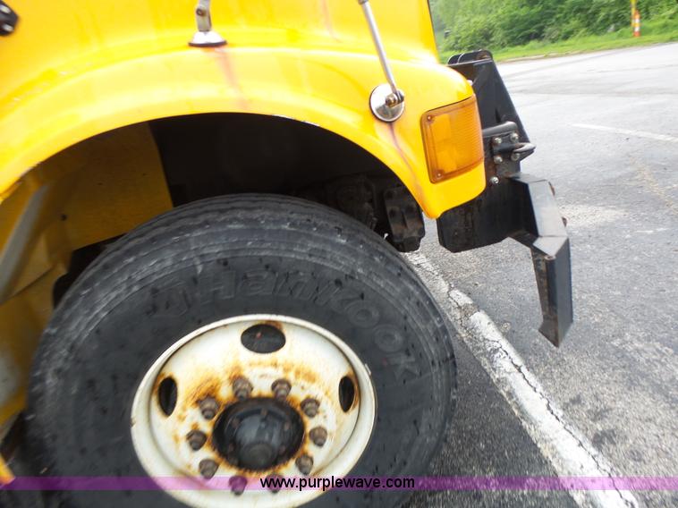 image for item L6077 2002 International 4900 dump truck