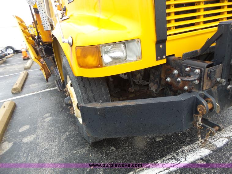 image for item L6077 2002 International 4900 dump truck