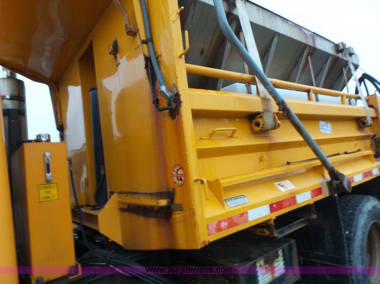 image for item L6077 2002 International 4900 dump truck