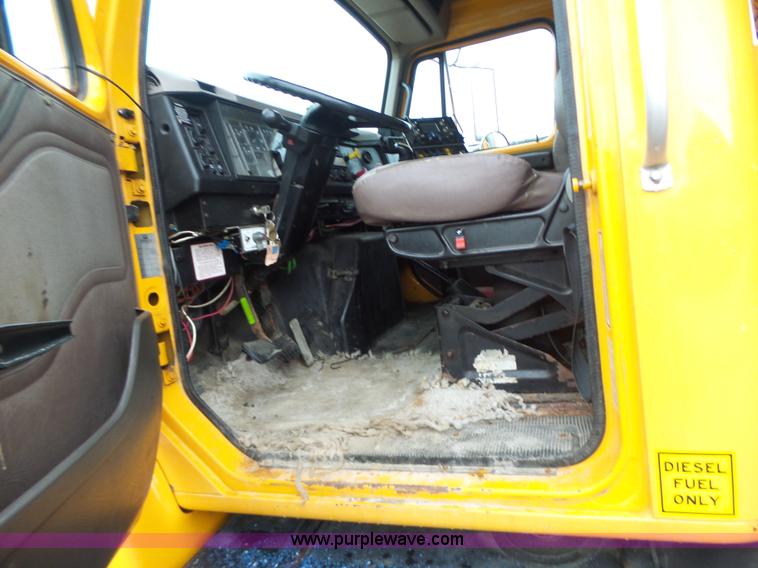 image for item L6077 2002 International 4900 dump truck