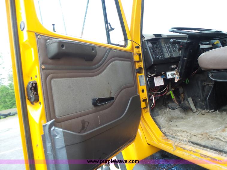 image for item L6077 2002 International 4900 dump truck