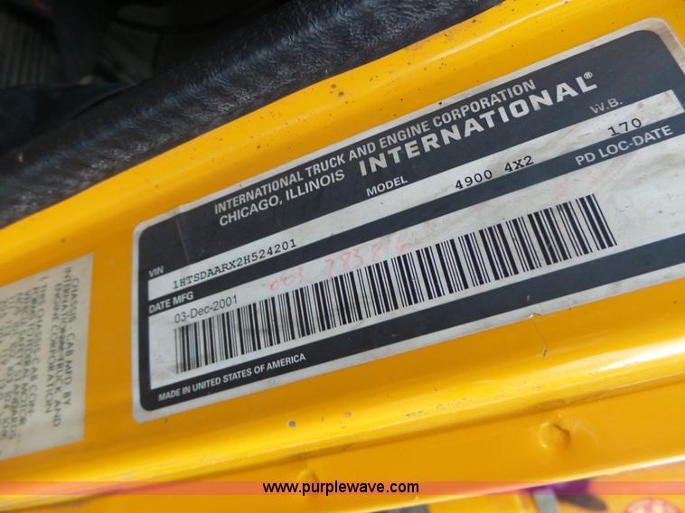 image for item L6077 2002 International 4900 dump truck