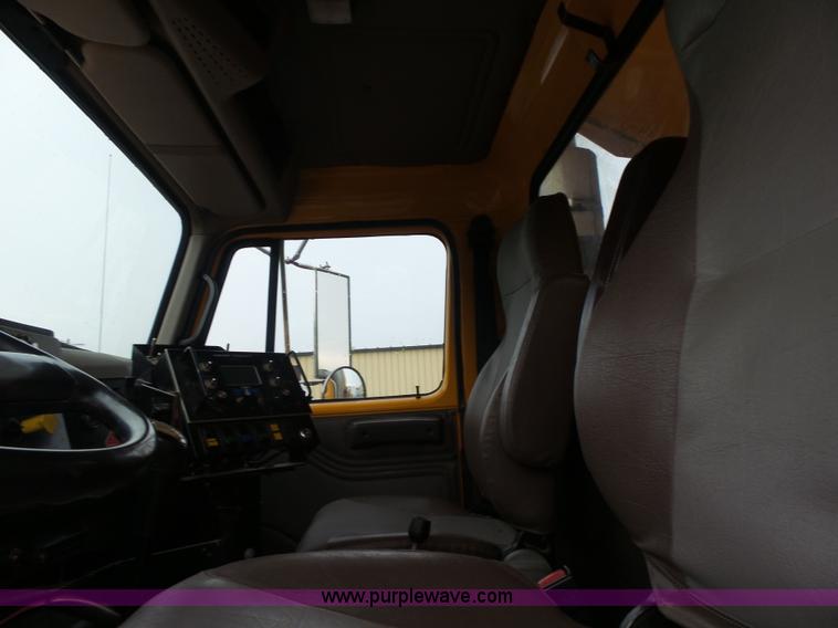 image for item L6077 2002 International 4900 dump truck