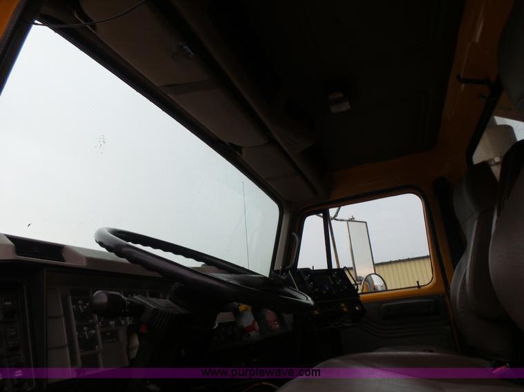 image for item L6077 2002 International 4900 dump truck