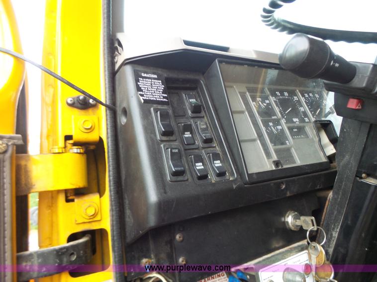 image for item L6077 2002 International 4900 dump truck