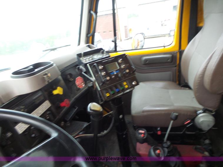 image for item L6077 2002 International 4900 dump truck