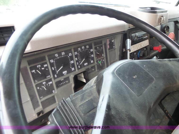 image for item L6077 2002 International 4900 dump truck