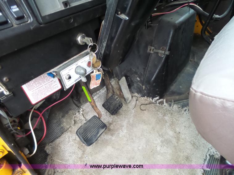 image for item L6077 2002 International 4900 dump truck