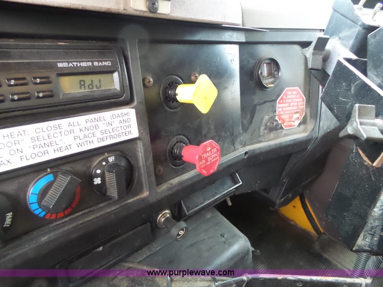 image for item L6077 2002 International 4900 dump truck