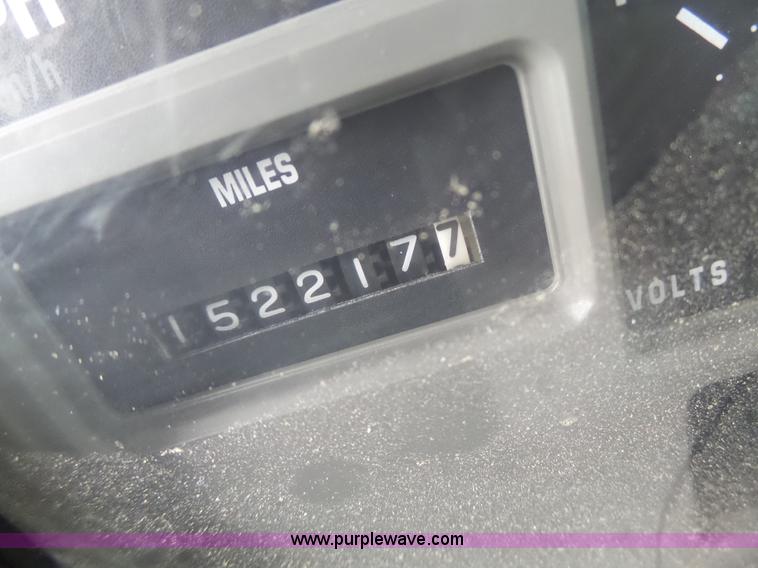 image for item L6077 2002 International 4900 dump truck