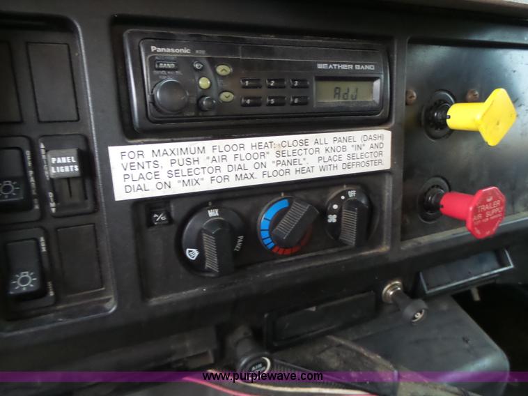 image for item L6077 2002 International 4900 dump truck