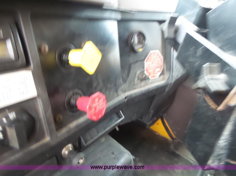 image for item L6077 2002 International 4900 dump truck