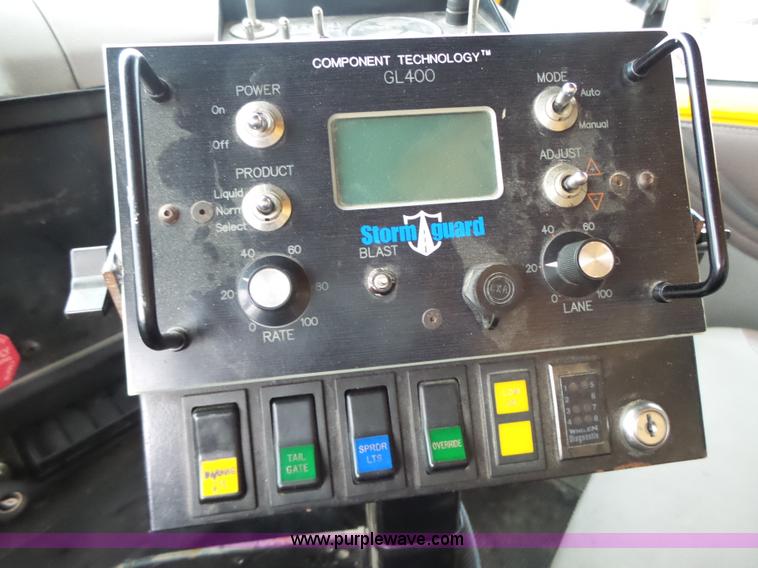 image for item L6077 2002 International 4900 dump truck