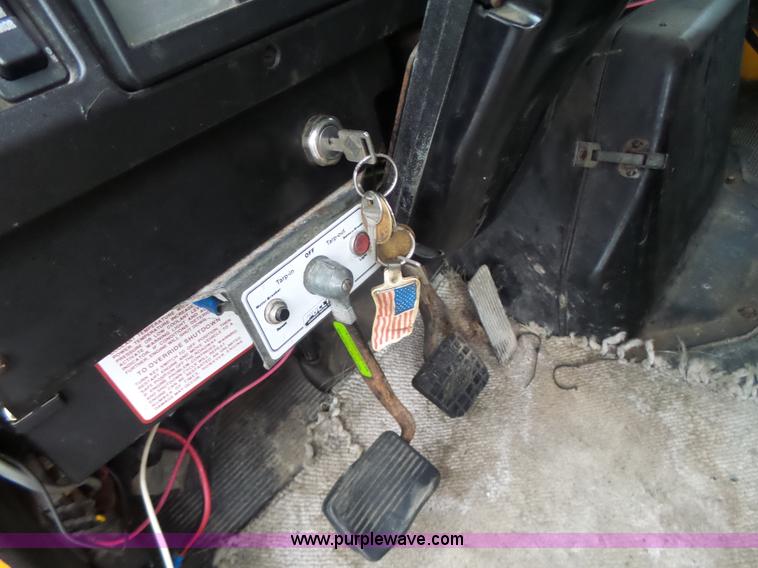 image for item L6077 2002 International 4900 dump truck