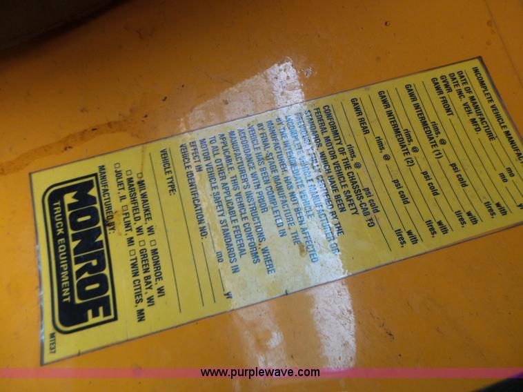 image for item L6077 2002 International 4900 dump truck