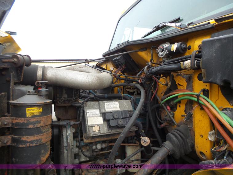 image for item L6077 2002 International 4900 dump truck