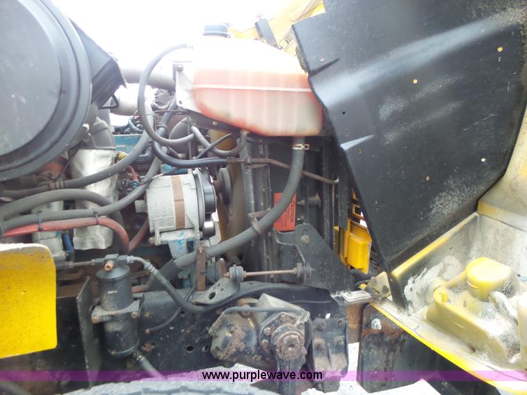 image for item L6077 2002 International 4900 dump truck