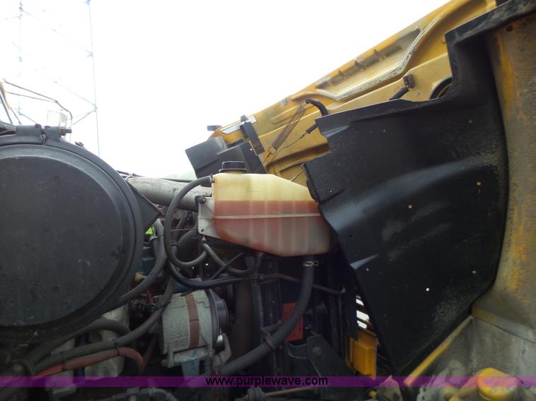 image for item L6077 2002 International 4900 dump truck