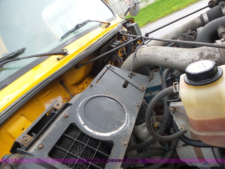 image for item L6077 2002 International 4900 dump truck