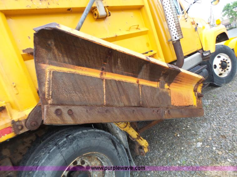 image for item L6078 2002 International F2554 dump truck