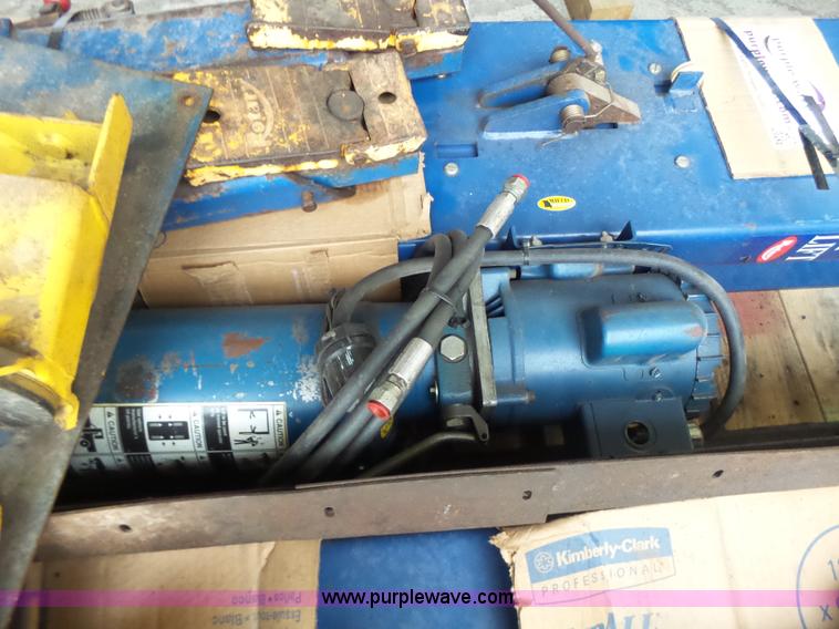 image for item L6079 Rotary vehicle lift