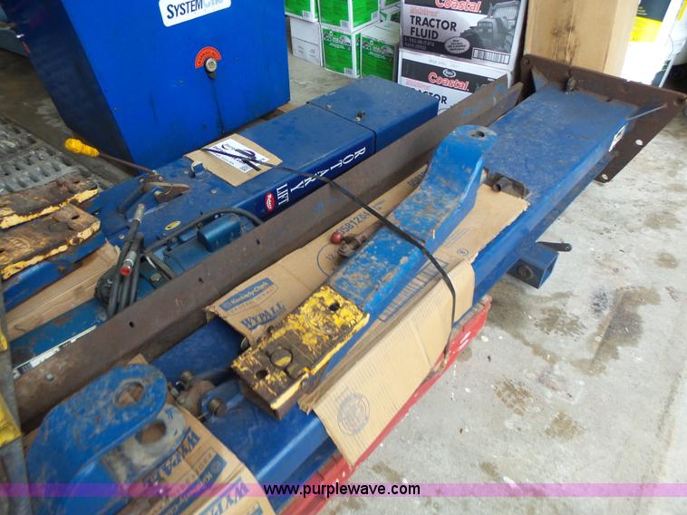 image for item L6079 Rotary vehicle lift