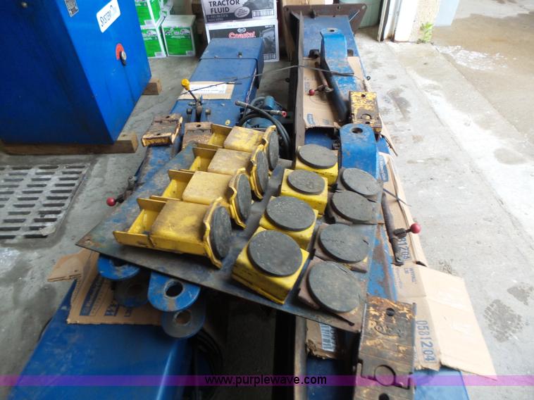 image for item L6079 Rotary vehicle lift