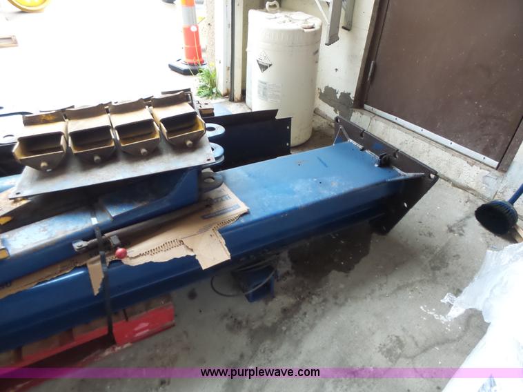 image for item L6079 Rotary vehicle lift