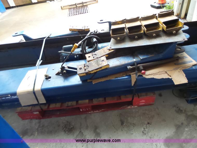 image for item L6079 Rotary vehicle lift