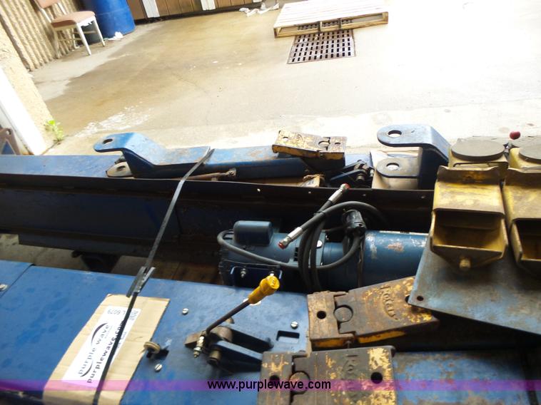 image for item L6079 Rotary vehicle lift