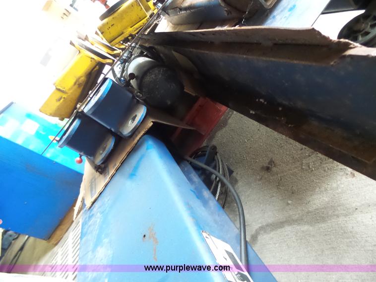 image for item L6079 Rotary vehicle lift