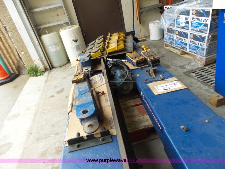 image for item L6079 Rotary vehicle lift